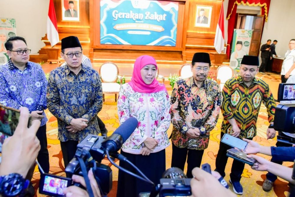 Gubernur Khofifah didampingi Ketua Baznas Jatim Muhammad Roziqi memberikan keterangan pers di gedung Negara Grahadi Surabaya. (Ist) 