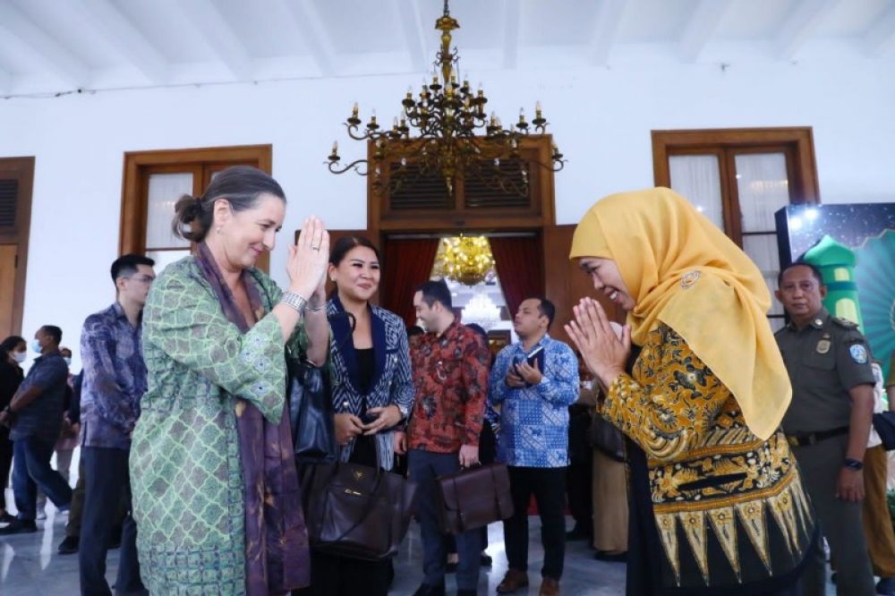 Gubernur Khofifah Terima kunjungan Deputy Chief off Mission and Head Economic Affair Embassy of the Kingdon of the Netherlands H.E Mrs Ardi Stoios- Braken di Gedung Negara Grahadi Surabaya. (Ist) 