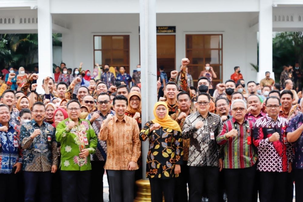 Gubernur Khofifah bersama wagub Emil Dardak dan ASN pemprov Jatim usai apel akhir tahun 2022. (Ist) 