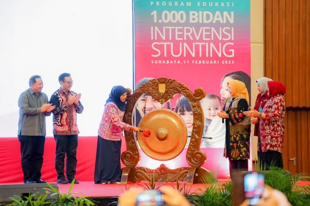Gubernur Khofiifah secara simbolis menabuh gong dalam acara BKKBN pengarahan sosialisasi kepada 1000 bidan di Dyandra Convention Center Surabaya. (Ist) 