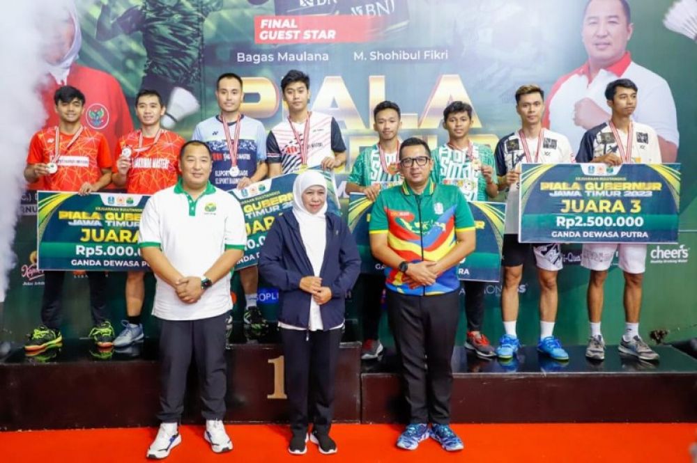Gubernur Khofifah foto bersama para atlet buku Tangkis usai penyerahan piagam juara. (Ist) 