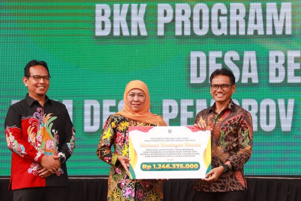 Penyerahan bantuan dana kepada Pj Bupati Tulungagung Heru Suseno. (Ist) 