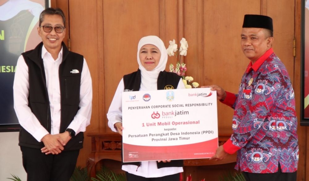 Gubernur Khofifah didampingi dirut Bankjatim Busrul Iman, menyerahkan bantuan 1 unit mobil operasional kepada Sutoyo M Muslih Ketua PPDI Jawa Timur (ist) 