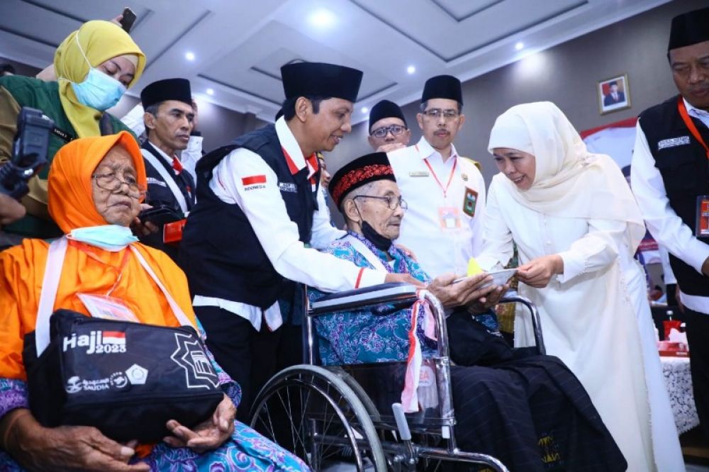 Gubernur Khofifah beri kejutan kepada sejumlah jamaah calon haji lanjut usia dengan memberikan potongan tumpeng sejumlah bantuan. (Ist) 