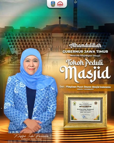 Gubernur Khofifah terima penghargaan tokoh peduli masjid dari Dewan Masjid Indonesia. (Ist) 