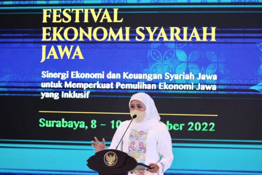 Gubernur Khofifah saat pembukaan Festival Ekonomi Syariah (FESyar ) Regional Jawa 2022 di Atrium Tunjungan Plaza Surabaya. (Ist) 