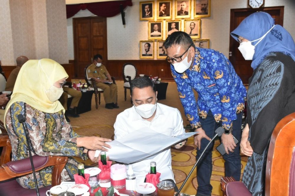 Gubernur Khofifah Indar Parawansa saat mendapatkan penjelasan dari Walikota Surabaya, Eri Cahyadi soal Tuan Rumah Piala Dunia U 20 di Grahadi, (ist) 