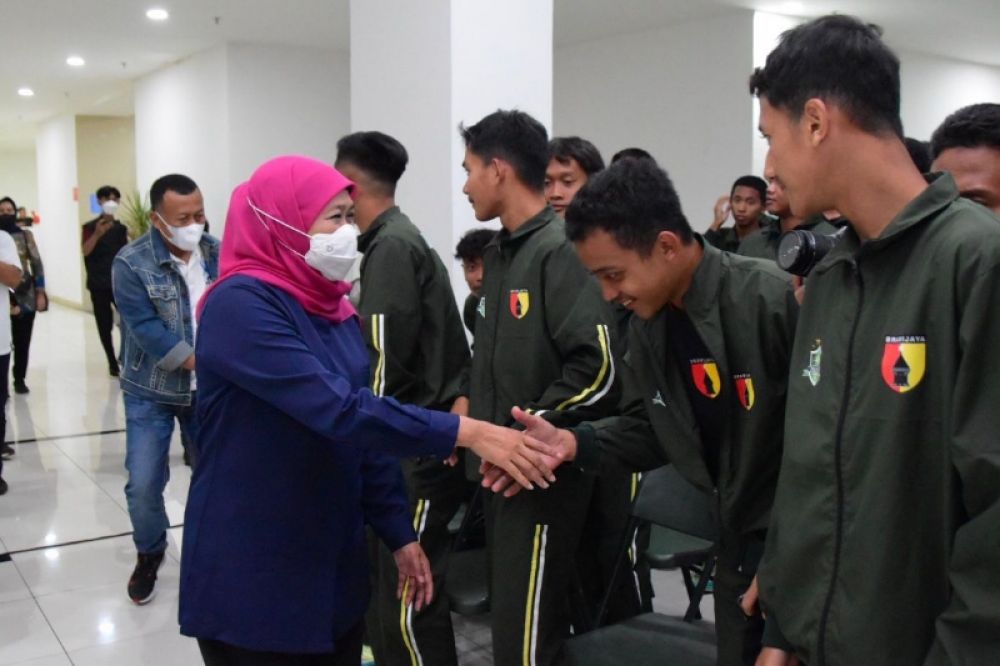 Gubernur Jawa Timur Khofifah Indar Parawansa berikan semangat kepada kontingen Jatim yang akan berlaga di final Liga, Santri piala Kasad. (Ist) 