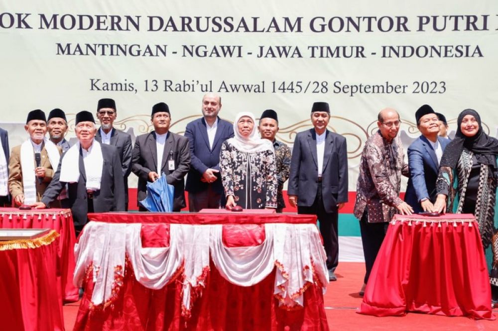 Gubernur Khofifah beserta jajaran Pengurus Pondok Modern Darussalam Gontor saat peresmian satu Abad dengan menekan tombol sirine. (Ist) 