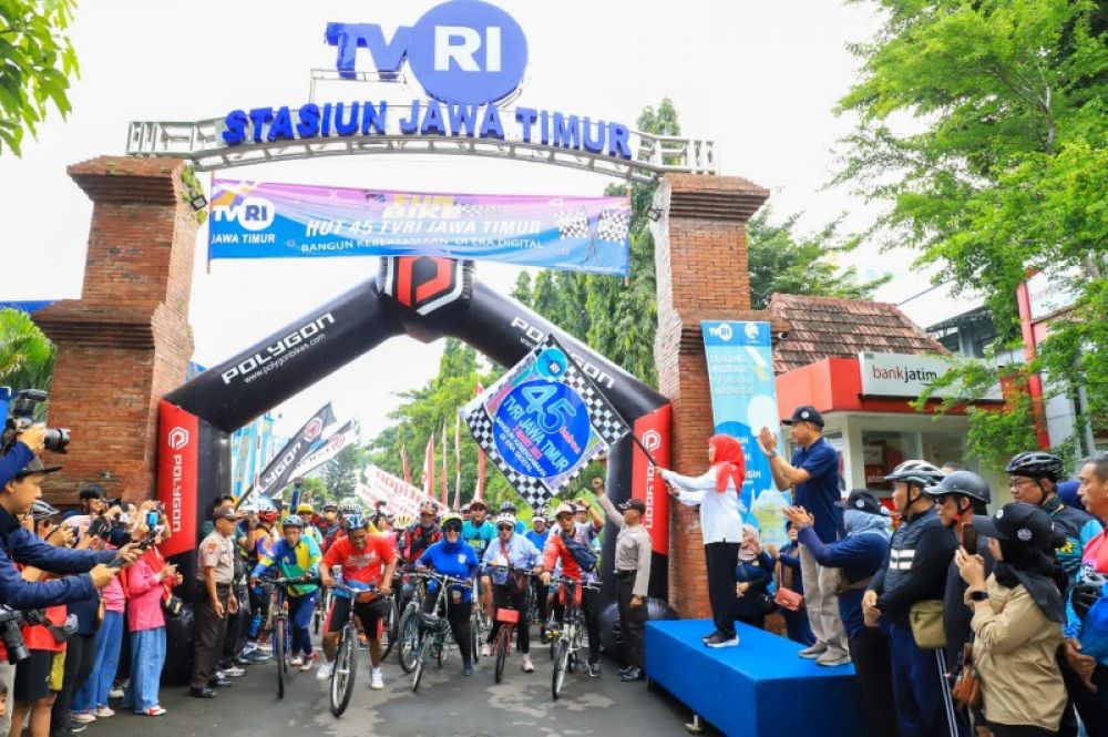 Gubernur Khofifah memberangkatkan ribuan peserta gowes Fun Bike HUT Ke 45 TVRI Jatim. (Ist) 