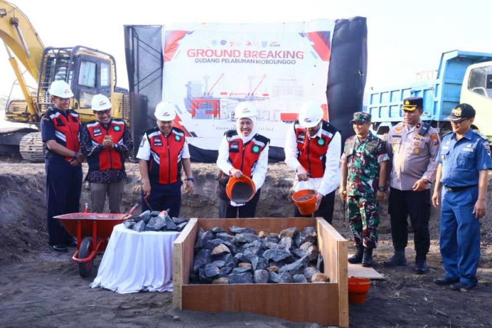 Gubernur Khofifah lakukan ground breaking gudang dan perpanjangan dermaga 2 di Pelabuhan Kota Probolinggo. (Ist) 
