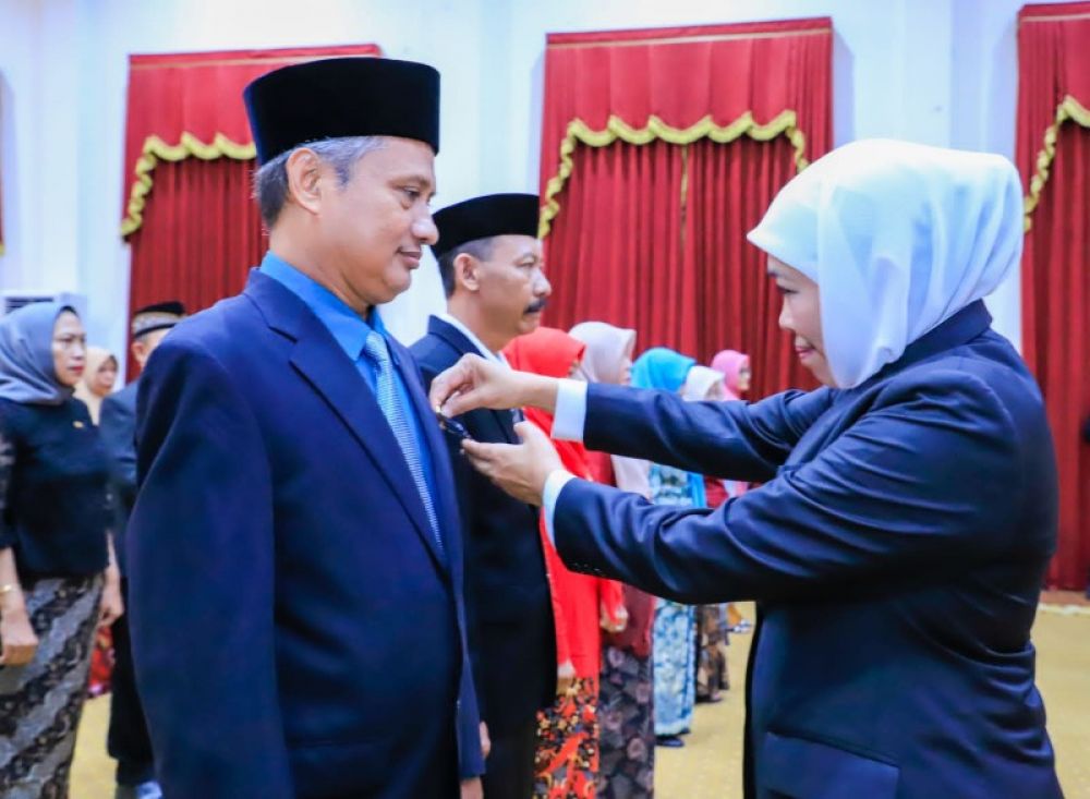 Gubernur Khofifah sematkan penghargaan Satyalencana Karya Satya kepada 625 guru Jatim di gedung Grahadi Surabaya. (Ist) 