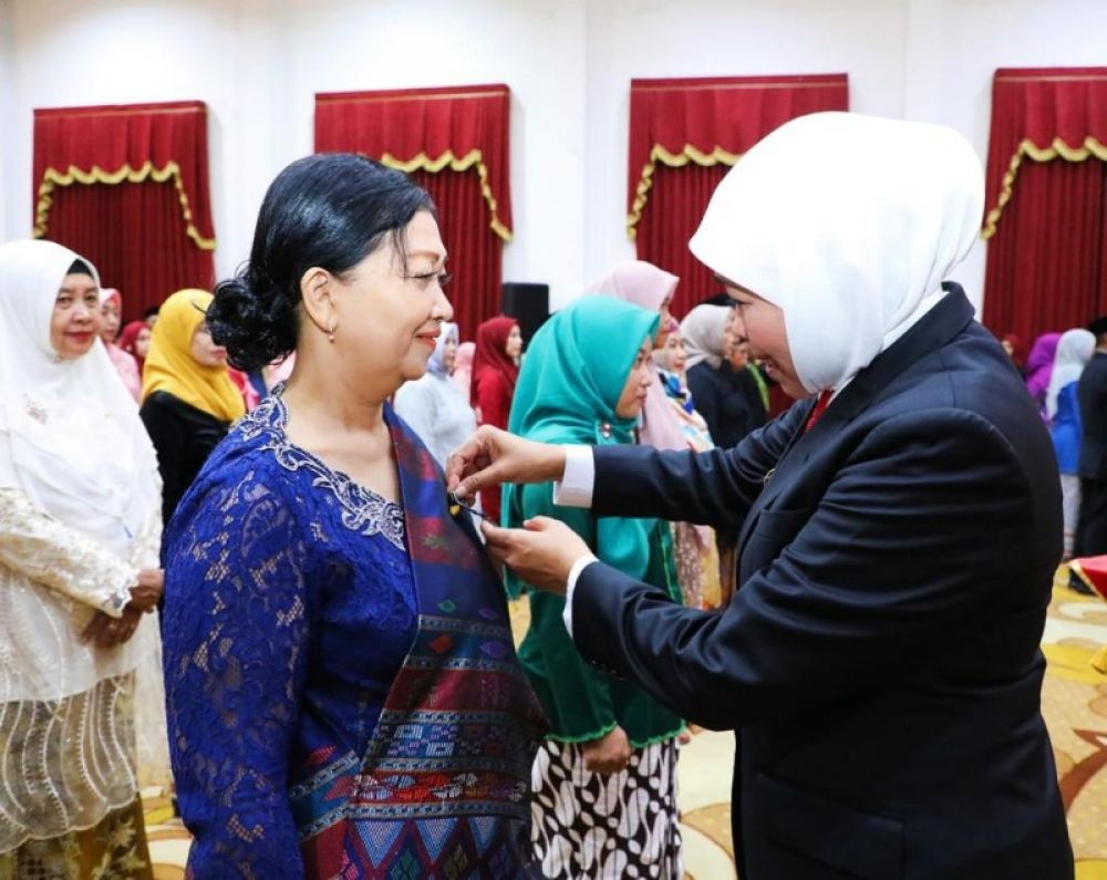 Gubernur Khofifah menyematkan tanda kehormatan Satya Lencana Karya Satya dari Presiden kepada ratusan guru di Jawa Timur. (Ist) 