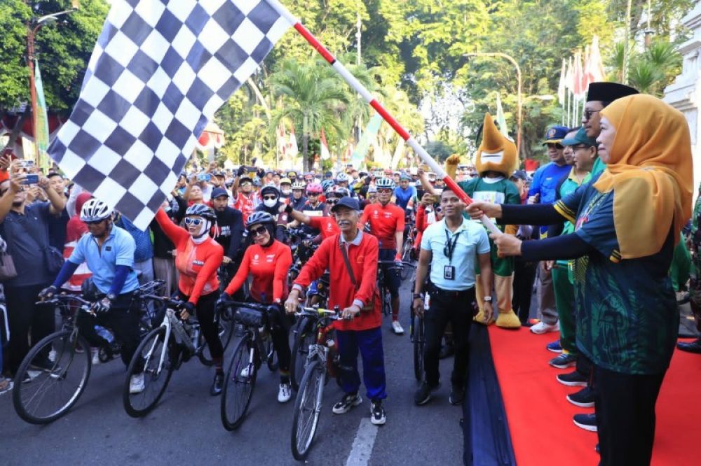 Gubernur Khofifah didampingi Bupati Sidoarjo Gus Muhdlor melepas peserta Gowes Gemilang sambut Porprov VIII Jatim Tahun 2023. (Ist) 