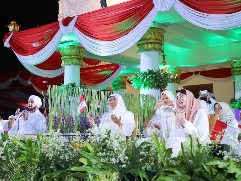 Gubernur Khofifah bersama habib Syech saat Dzikir dan Sholawat di Grahadi Surabaya. (Ist) 