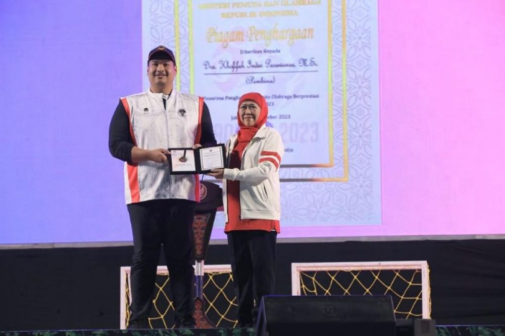 Terima penghargaan pelaku Olahraga berprestasi kategori pembina dari Menpora RI. (Ist) 