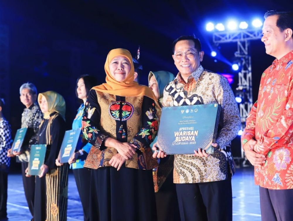 Penyerahan penghargaan kepada Kepala Dinas Pariwisata Jatim Hudiono. (Ist) 