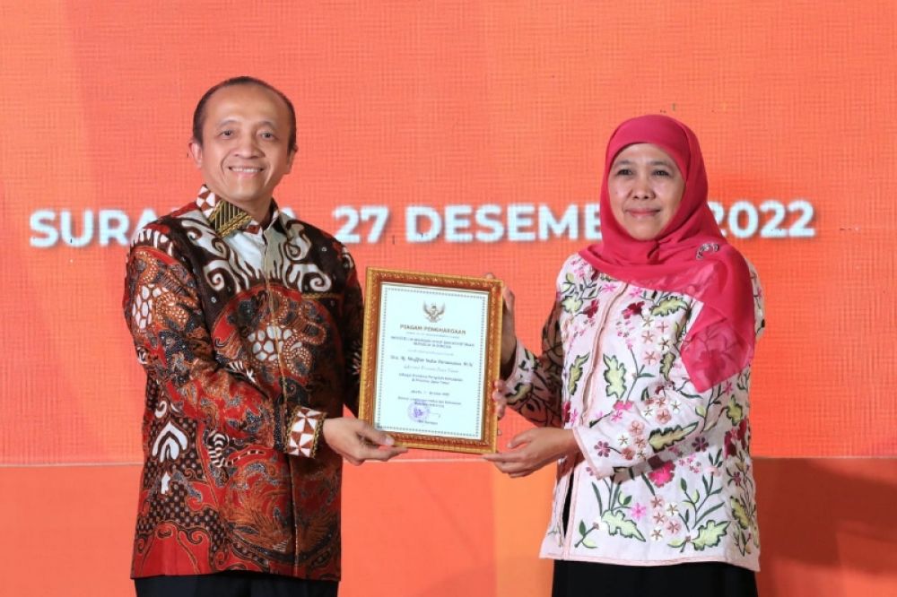 Gubernur Jawa Timur Khofifah Indar Parawansa menerima penghargaan dari Menteri Lungkungan Hidup dan Kehutanan yang diserahkan oleh Sekjen Kementerian LHK Bambang Hendroyono. (Ist) 