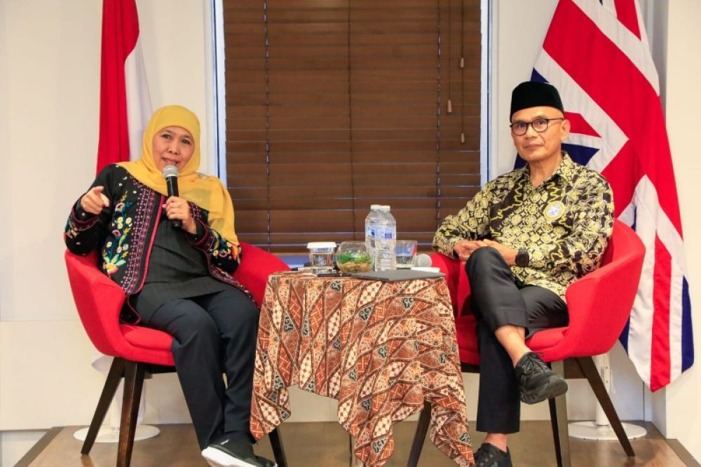 Gubernur Khofifah menyampaikan paparannya di hadapan IKA Unair UK. (Ist) 