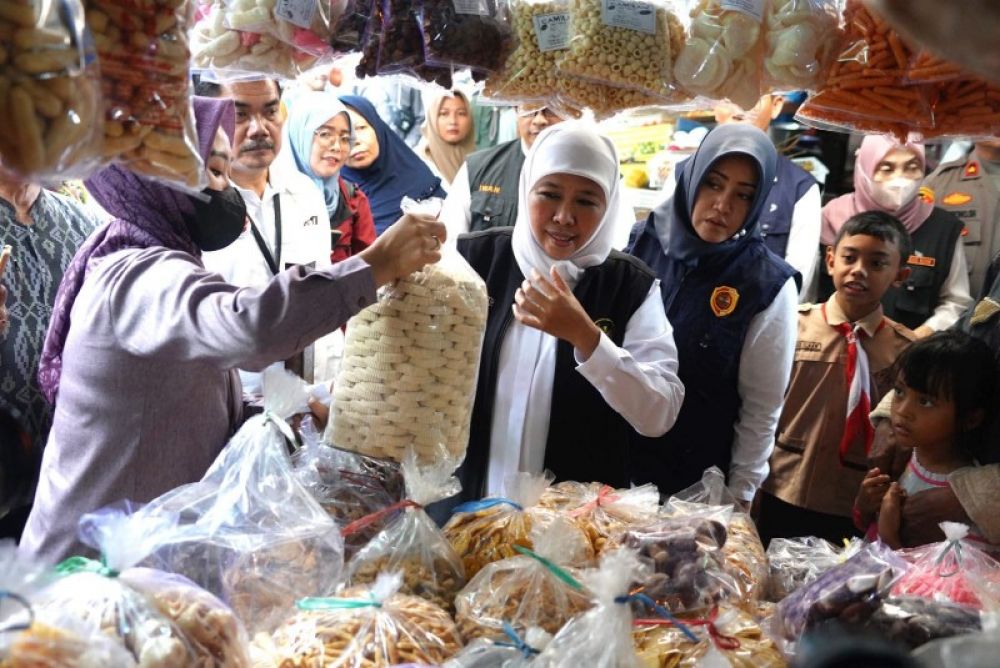 Gubernur Khofifah didampingi Bupati Mojokerto Iikfina Fahmawati saat sidak di Pasar Mojokerto, pastikan stok bahan kebutuhan pokok jelang Idul Fitri aman. (Ist]