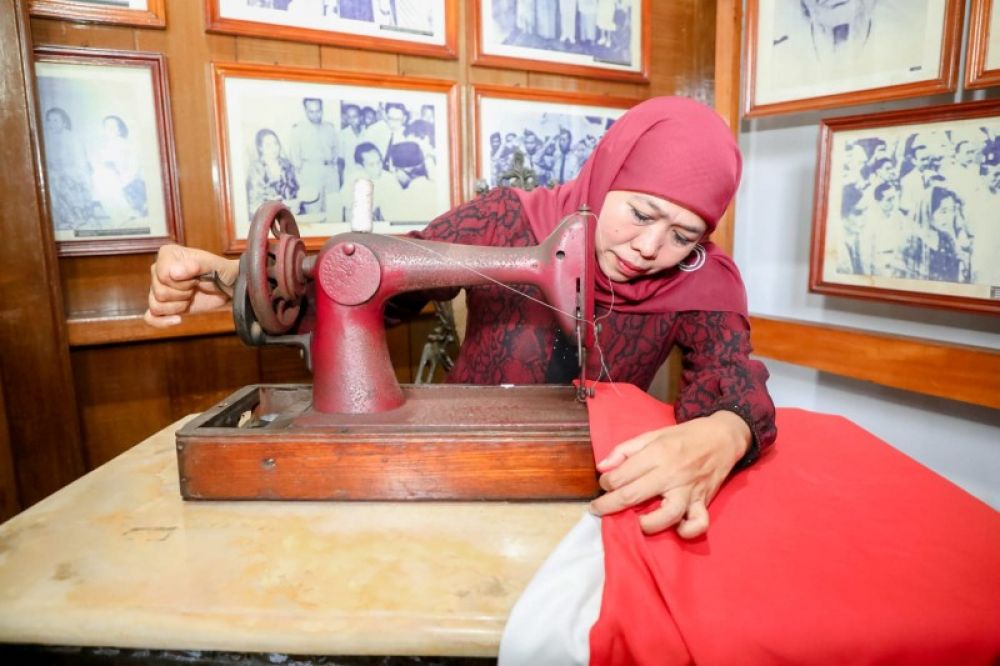 Gubernur Khofifah melihat dari dekat rumah Fatmawati Soekano dan pengasingan Bung Karno di Bengkulu. Tampak Khofifah menjajal mesin Jahit peninggalan Fatmawati Soekarno. (Is) 