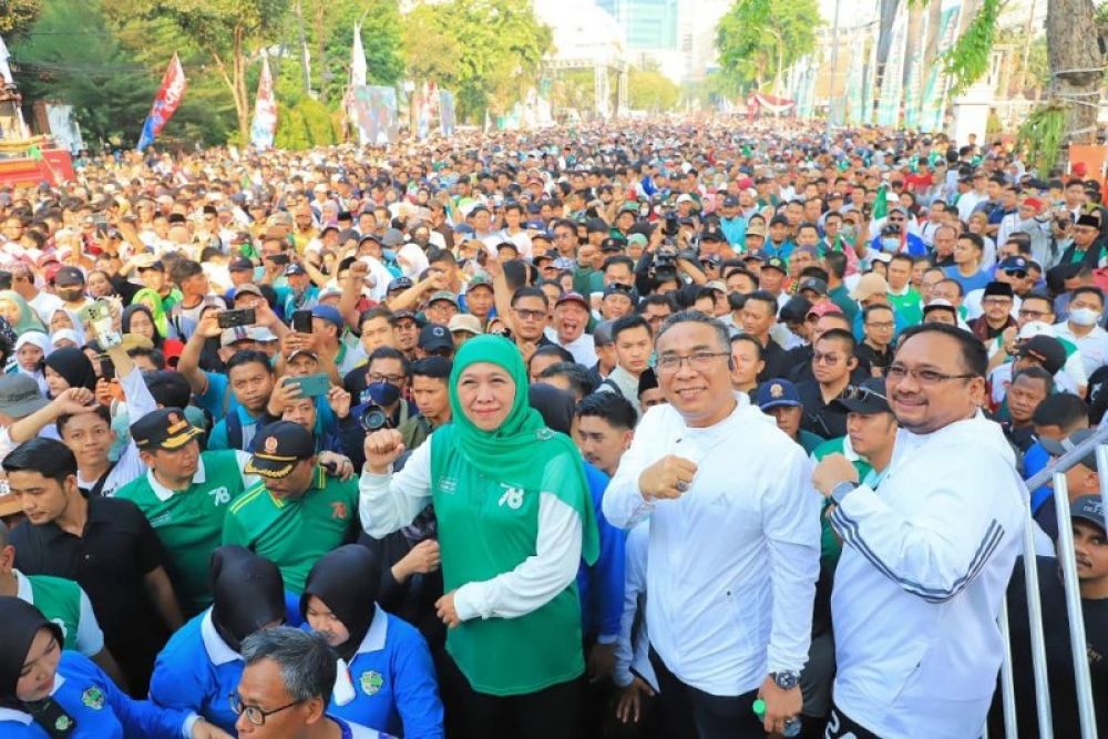 Gubernur Khofifah bersama Ketua PBNU Jatim serta Menteri Agam usai memberangkatkn jalan santai. ) ist) 