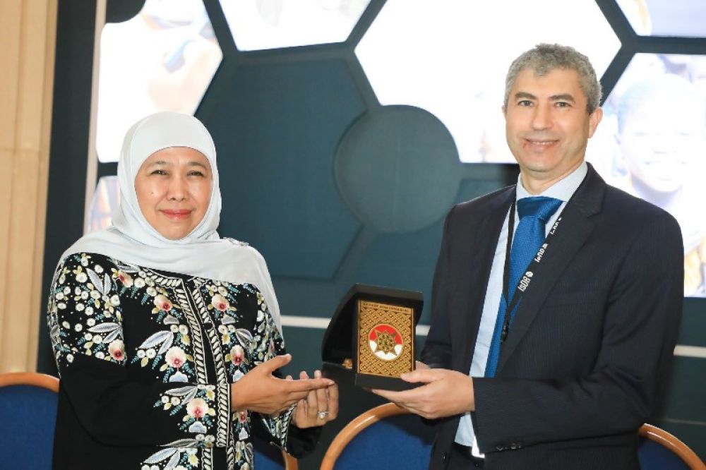 Gubernur Khofifah menerima cinderamata. (Ist) 