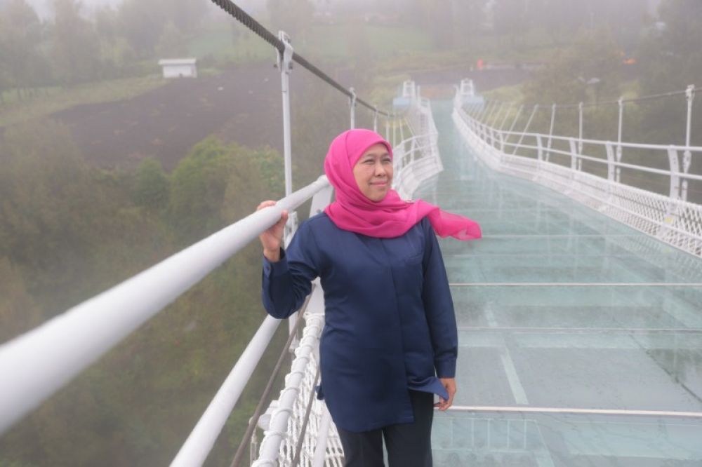Gubernur Khofifah menikmati sensasi jembatan kaca Seruni point di kawasan wisata Bromo. (Ist) 