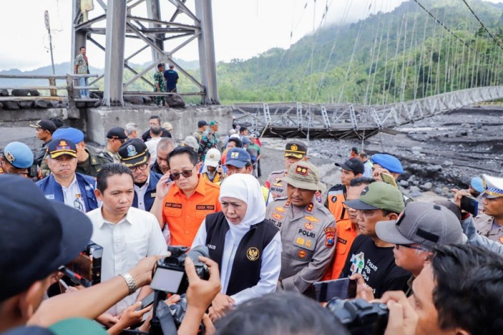 Gubernur Khofifah tinjau jembatan putus dampak banjir lahar dingin Lumajang dan segera lakukan rekontruksi pembangunan. (Ist) 