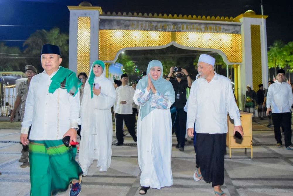 Gubernur Khofifah Sholat Taraweh di Masjid Jami' Jember dan Ziarah ke Makam Habib Sholeh Tanggul
