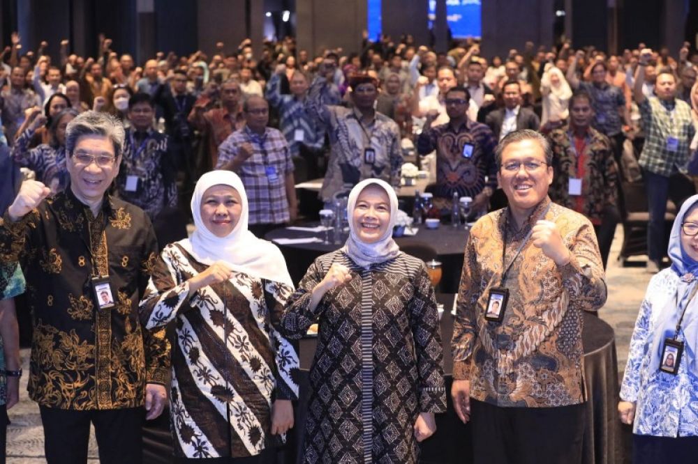 Gubernur Khofifah bersama ACFE saat foto bersama. (Ist) 