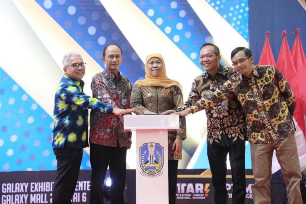 Gubernur Khofifah didampibgi Kadisnaker Jatim dan OPD secara resmi membuka Job Fair Jatim 2023. (Ist) 