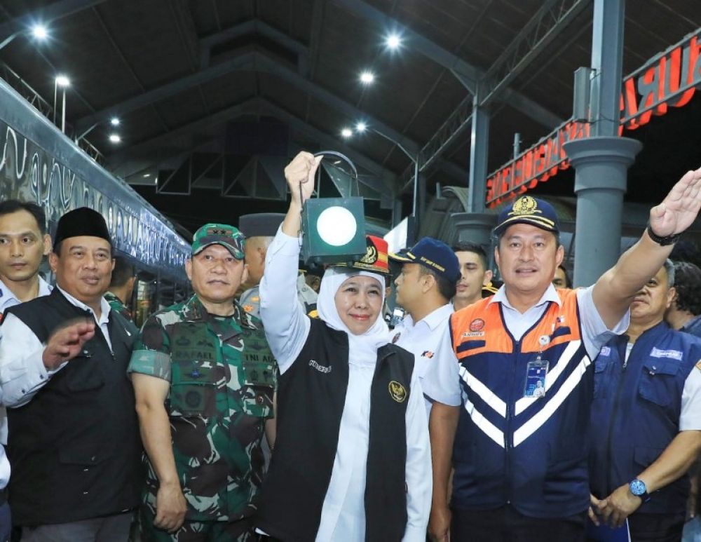 Gubernur Khofifah bersama Forkopimda saat meninjau layanan KA di Stasiun Gubeng. (Ist) 