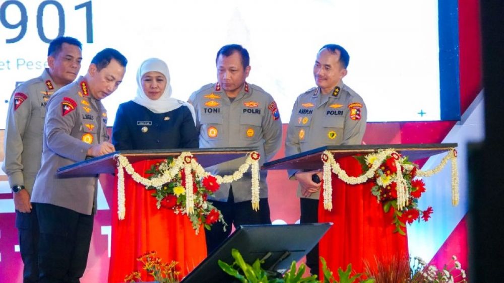 Gubernur Khofifah menghadiri kegiatan gerakan bakti sosial kesehatan bersama Kapolri Jenderal Pol Listyo Sigit dan Kapolda Jatim Irjen Pol Toni Harmanto dalam rangka menyambut hari Bhayangkara ke - 77 di Polda Jatim. (Ist) 