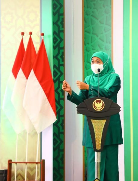 Gubernur Khofifah saat menghadiri pelantikan PC Muslimat NU di Madrasah Aliyah Ma'arif Udanawu Kabupaten Blitar. (Ist) 