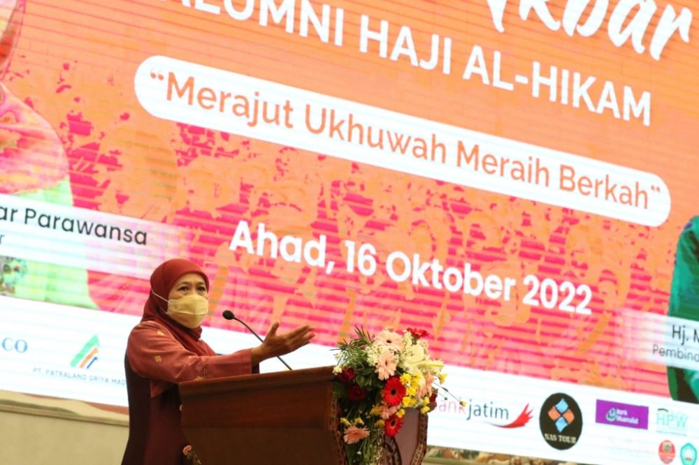 Bangun penguatan kesejahteraan masyarakat dan cegah Stubtibg, Gubernur Jawa Timur Khofifah Indar Parawansa terus berkeliling bagikan zakat produktif serta penguatan gizi bagi ibu hamil dan balita. (foto: dokumentasi Humas) 