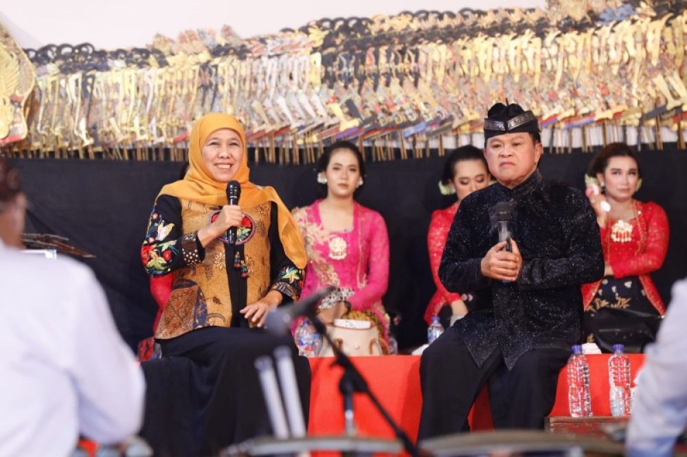 Gubernur Khofifah bersama pelawak kondang Kirun saat menyaksikan pagelaran wayang kulit dalam rangka Hari Jadi ke-78 Provinsi Jatim di Kabupaten Ponorogo. (Ist) 