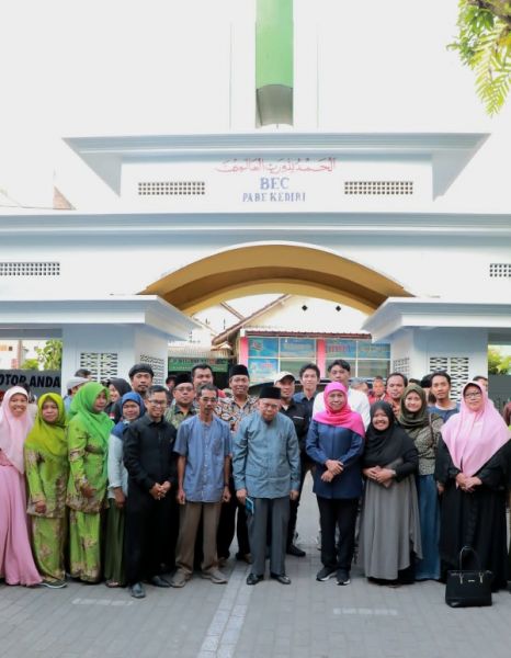 Gubernur Khofifah berkunjung ke Kampung Inggris Pare Kediri dan berfoto bersama dengan perintis dan semua elemen pengurus. (Ist) 