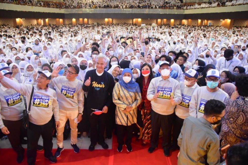 Gubernur Khofifah bersama Gubernur Jawa Tengah Ganjar Pranowo saat berkunjung ke Unair menghadiri pengenalan mahasiswa baru. (Ist) 