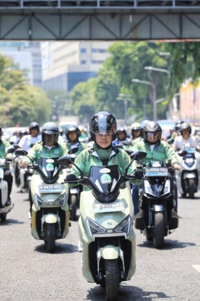 Upaya Gubernur Khofifah Kenalkan Motor Listrik Dengan Konvoi Motor Listrik dan Resmikan PLTS Atap di 20 Titik Se-Jatim