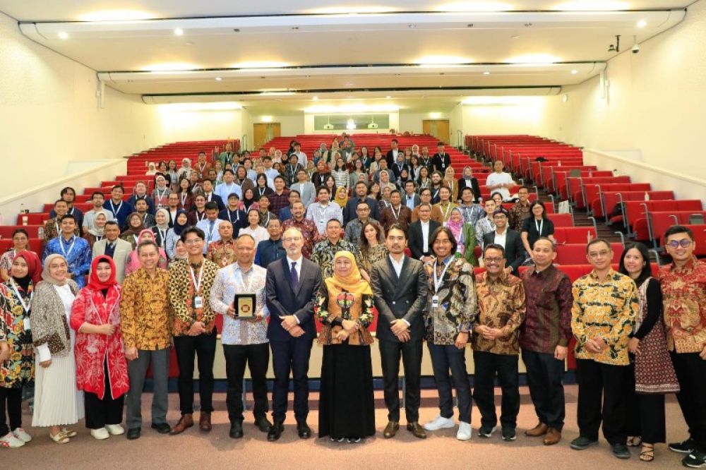 Gubernur Khofifah foto bersama usai berikan kuliah umum di Inggris. (Ist) 