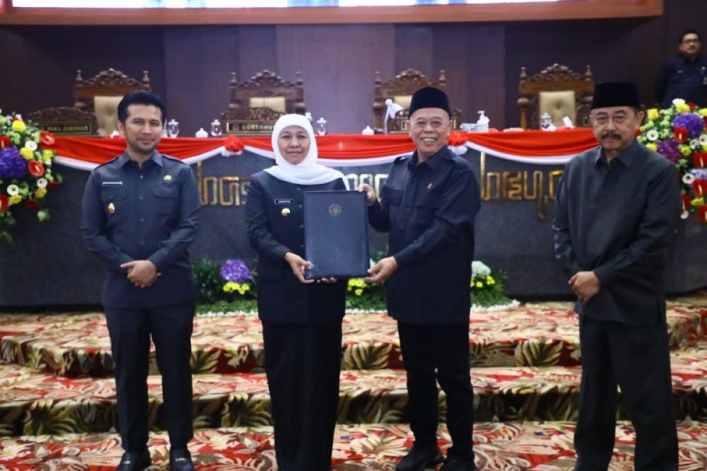 Gubernur Khofifah didampingi Wagub Emil Dardak menerima nota persetujuan pertanggungjawaban APBD 2022 dari Ketua DPRD Jatim Kusnadi. (Ist) 