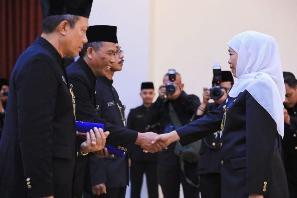 Gubernur Khofifah serahkan petikan SK kepada Kepala Sekolah yang baru dilantik. (Ist) 