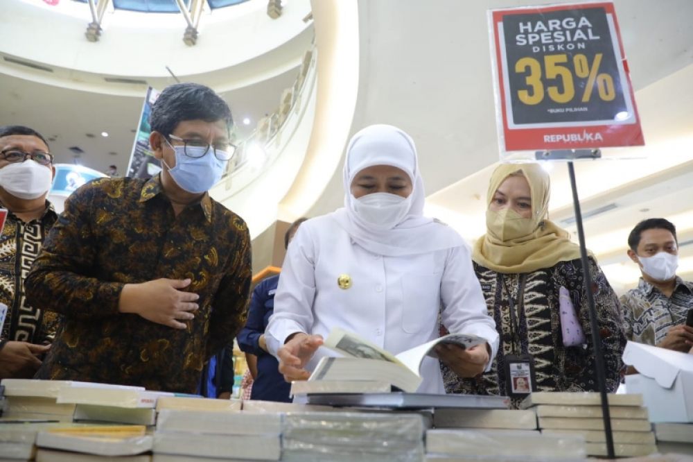 Gubernur Khofifah saat menghadiri acara Hari Aksara International (HAI) di gedung Negara Grahadi Surabaya (ist) 