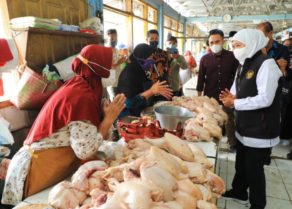 Gubernur Khofifah blusukan ke pasar sayur Magetan meninjau langsung harga bahan kebutuhan pokok dan melihat daya beli masyarakat Magetan pasca kebaikan harga BBM. (Ist) 
