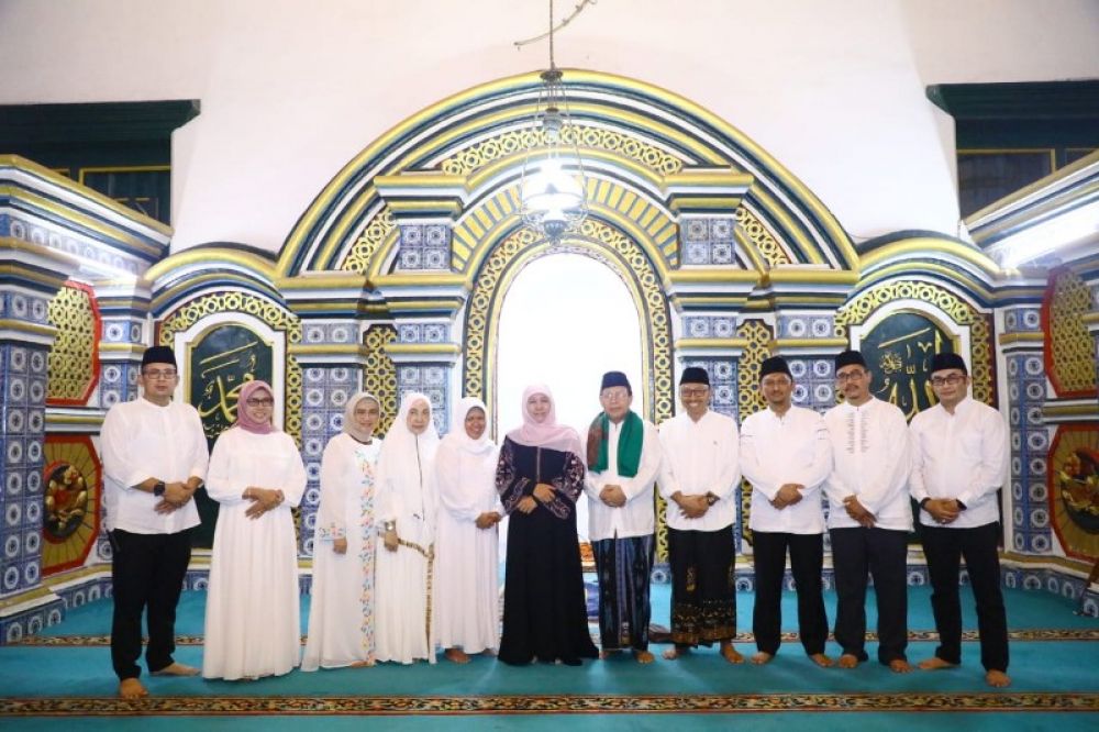 Gubernur Khofifah bersama tokoh dan ulama' Sumenep usai sholat Taraweh di Masjid Jami' Sumenep (ist) 