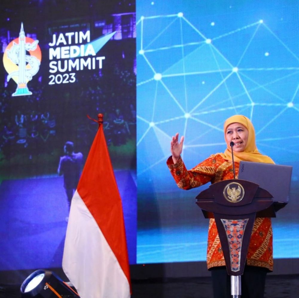 Gubernur Khofifah membuka Jatim Media Summit sekaligus menyampaikan sambutan. (Ist) 