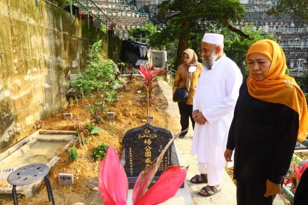Gubernur Khofifah bersama ilana Hongkong saat ziarah ke makam PMI asal Jatim. (Ist) 