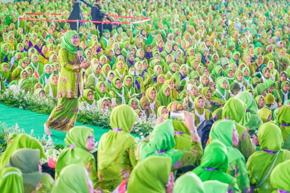 Gubernur Khofifah menyampaikan sambutan fi hadapan ribuan mayarakat NU dalam dzikir, sholat dan doa sambut Hari Ibu 2023. (Ist) 