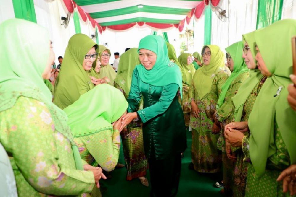 Gubernur Khofifah disambut para emak-emak Muslimat NU saat peresmian gedung Dakwah PW Muslimat NU Jatim. (Ist) 